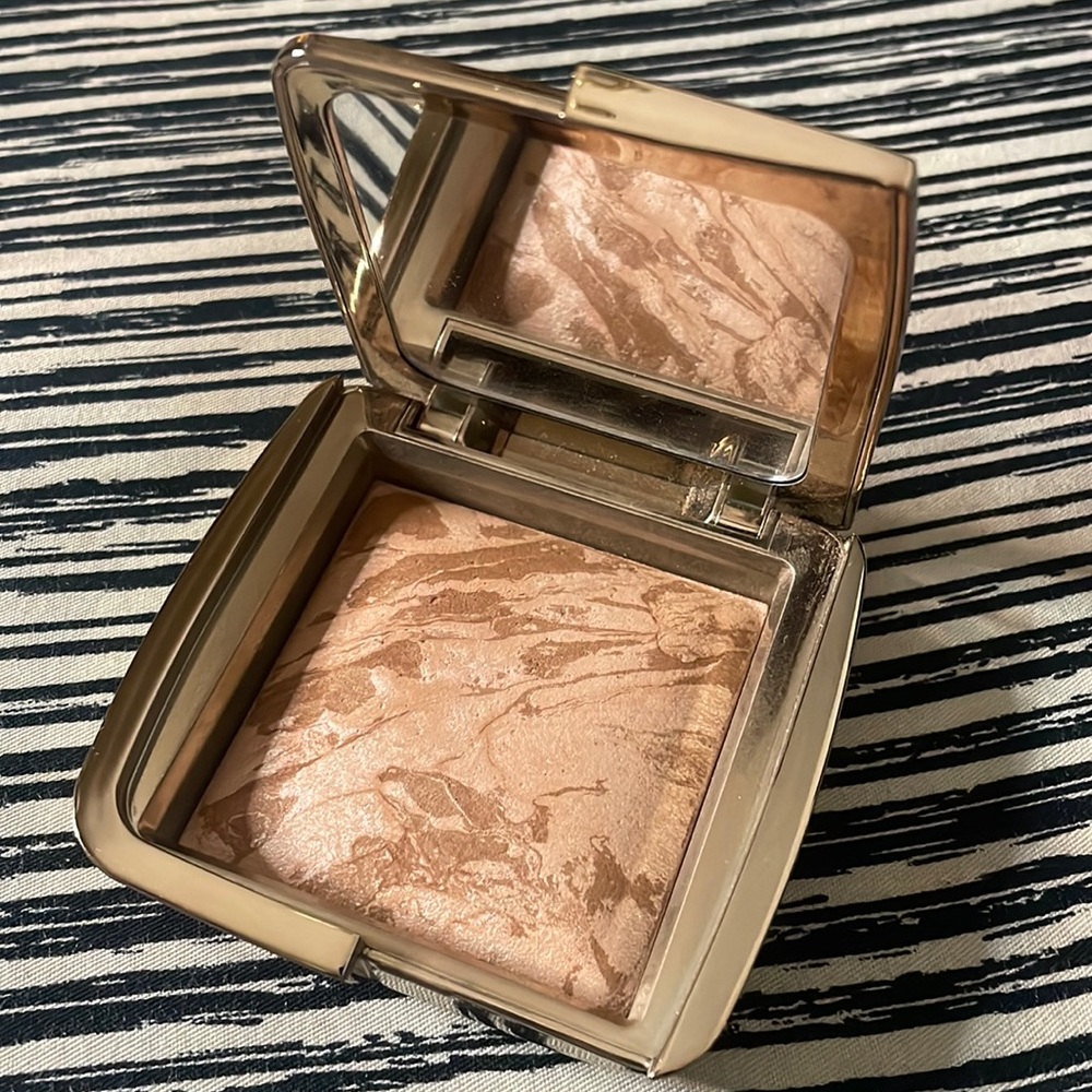 HOURGLASS AMBIENT LIGHTING BRONZER IN LUMINOUS BRONZE LIGHT
